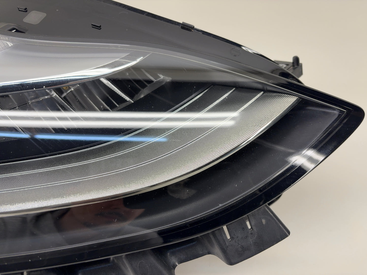 2018-2019 Tesla Model 3 Right Headlight 1077372-10-I