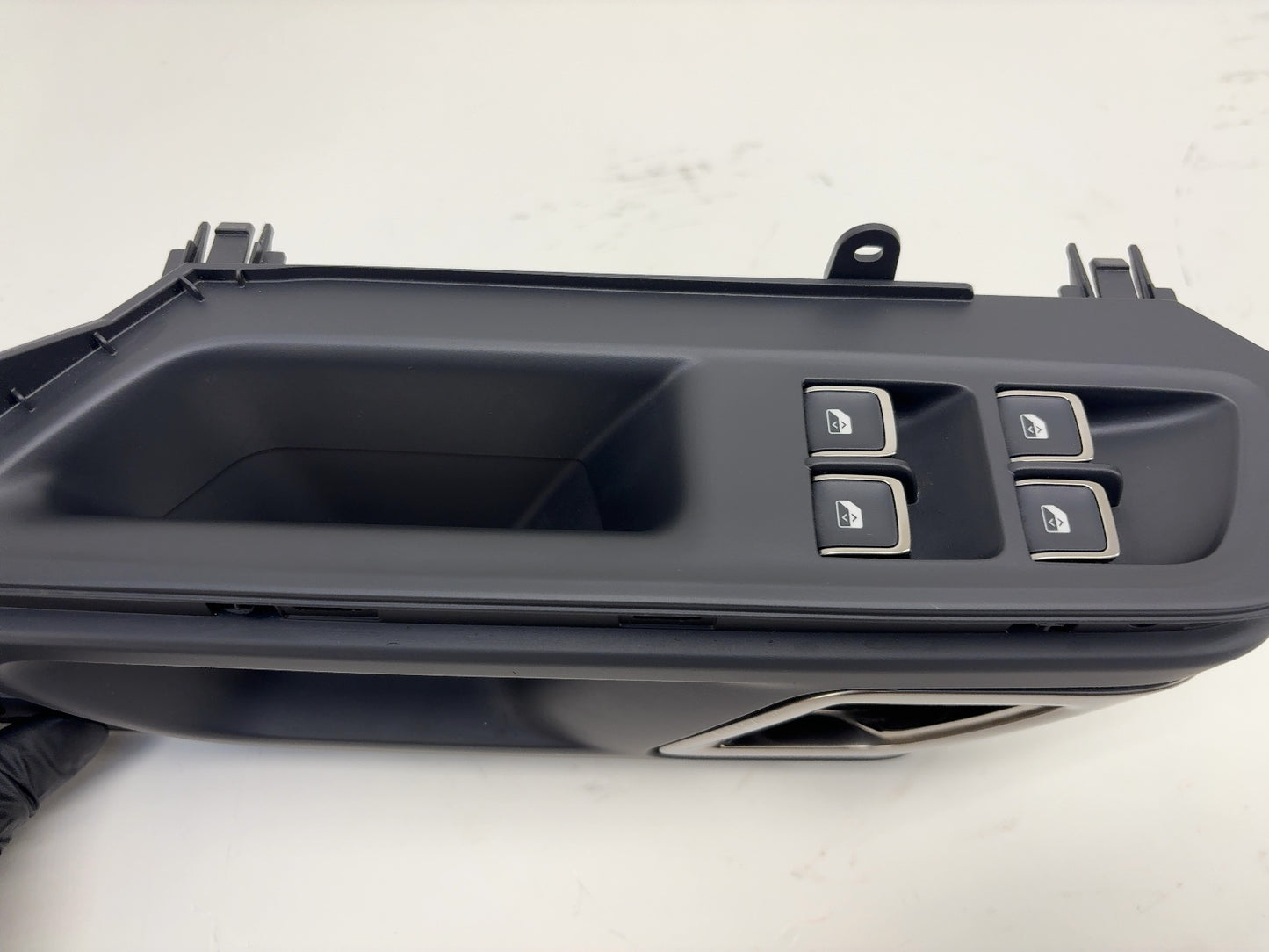 2023 Rivian R1S R1T Front Left Door Panel Interior Handle And Control Switches PT00001085-B