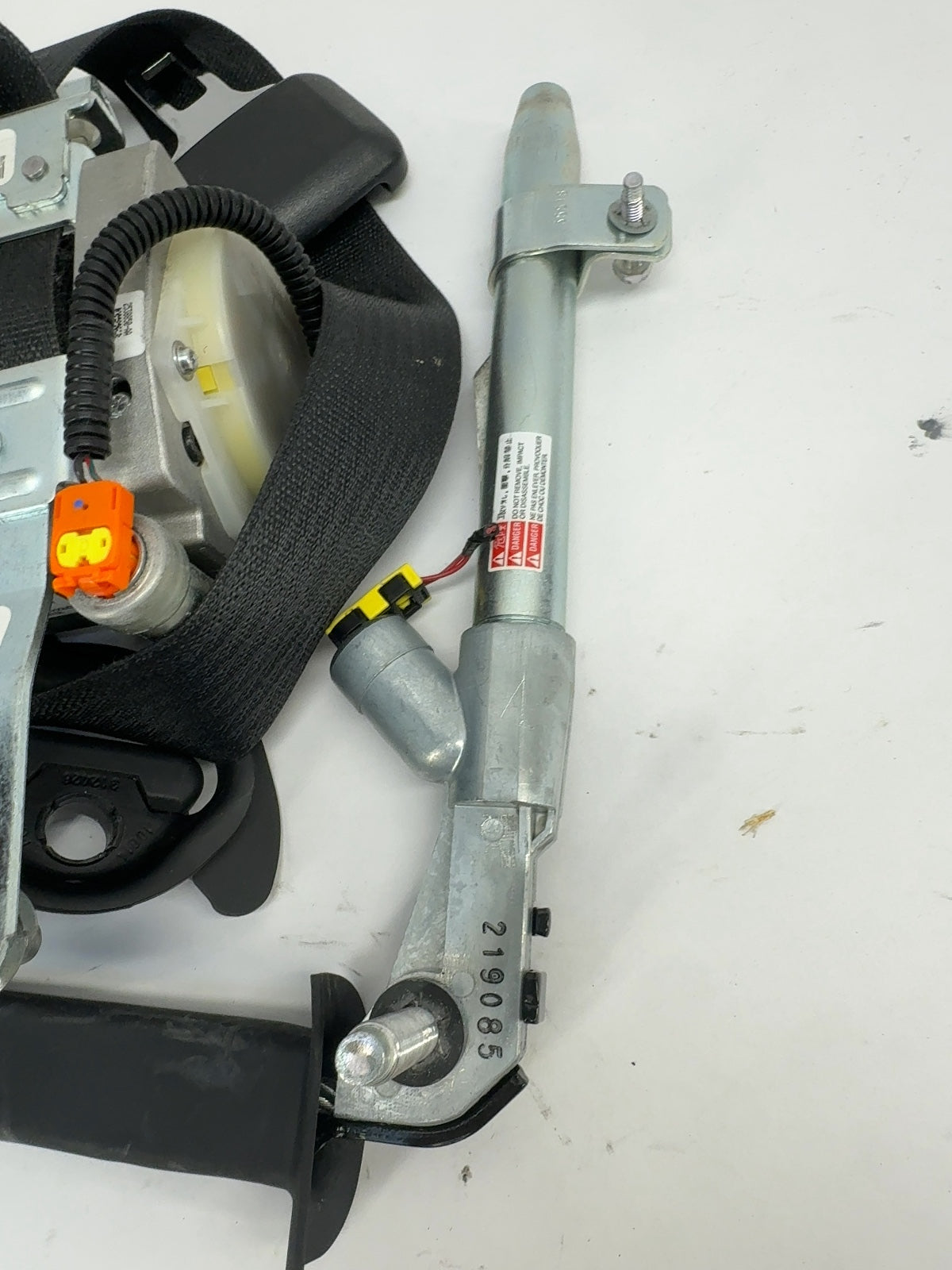 2019 Tesla Model S Front Left Seatbelt W Pretensioner 1079275-03-D
