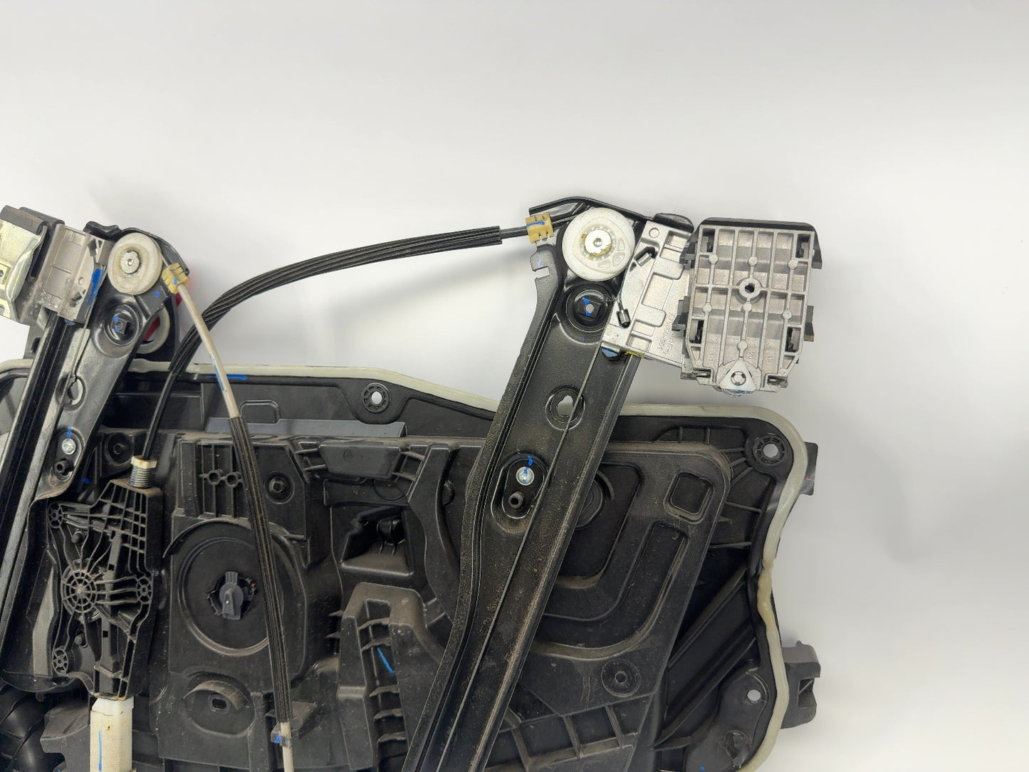 2020 Tesla Model Y Front Left Door Window Regulator 1526804-00-B