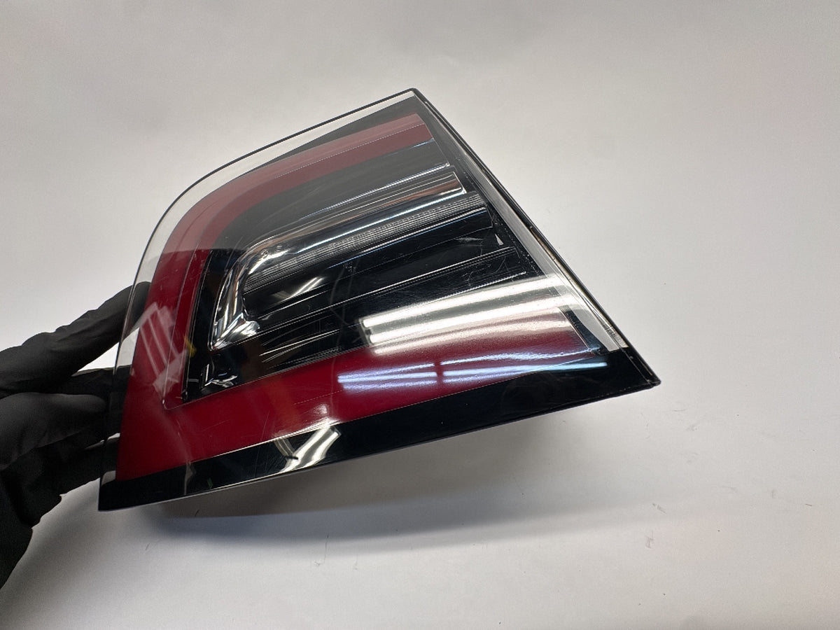 2018-2021 Tesla Model 3 Tail Lamp Rear Bodyside Left 1077397-00-G