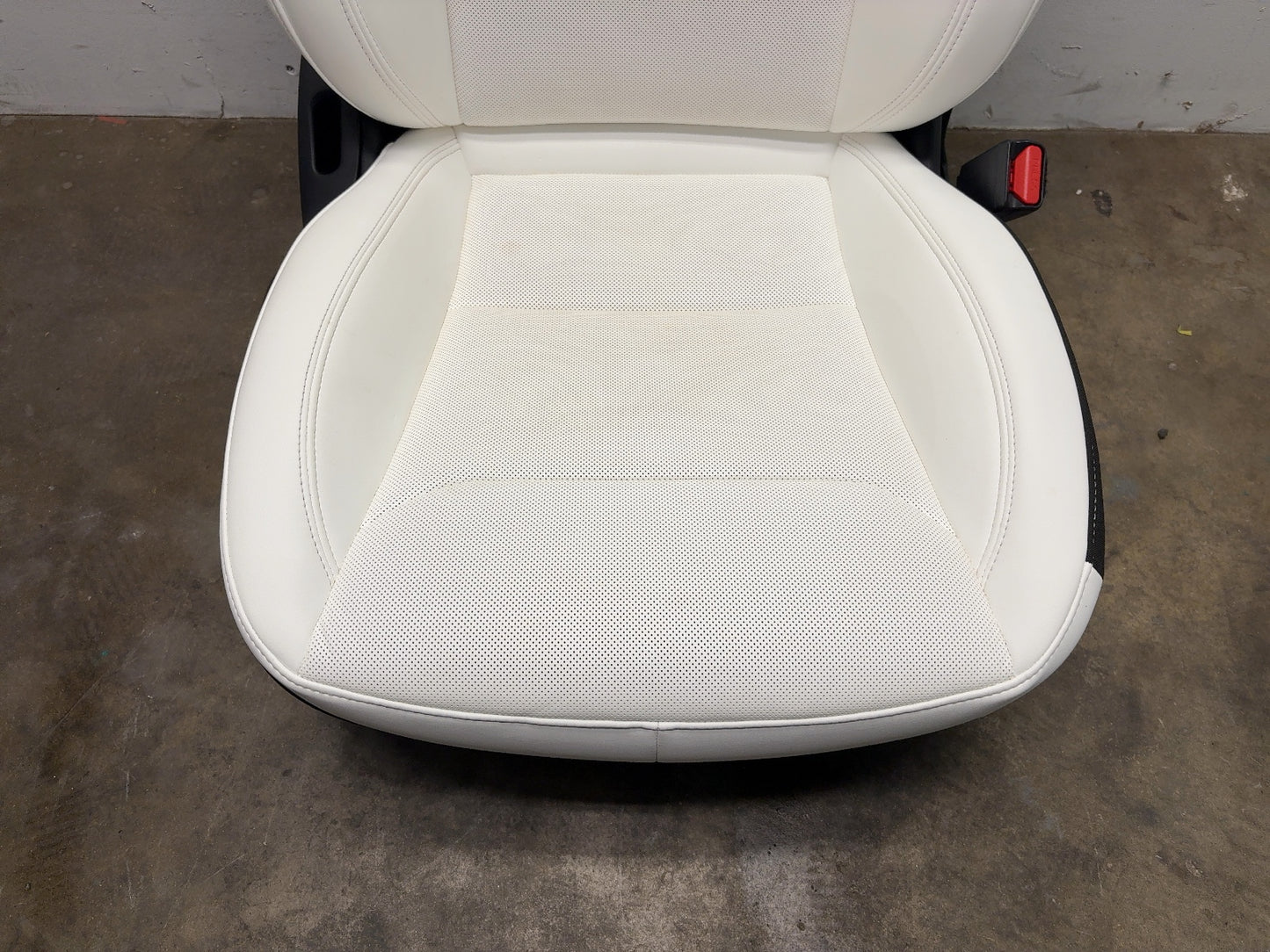 2025 Tesla Model Y Juniper Front Right Seat Assembly 2700041-F2-A