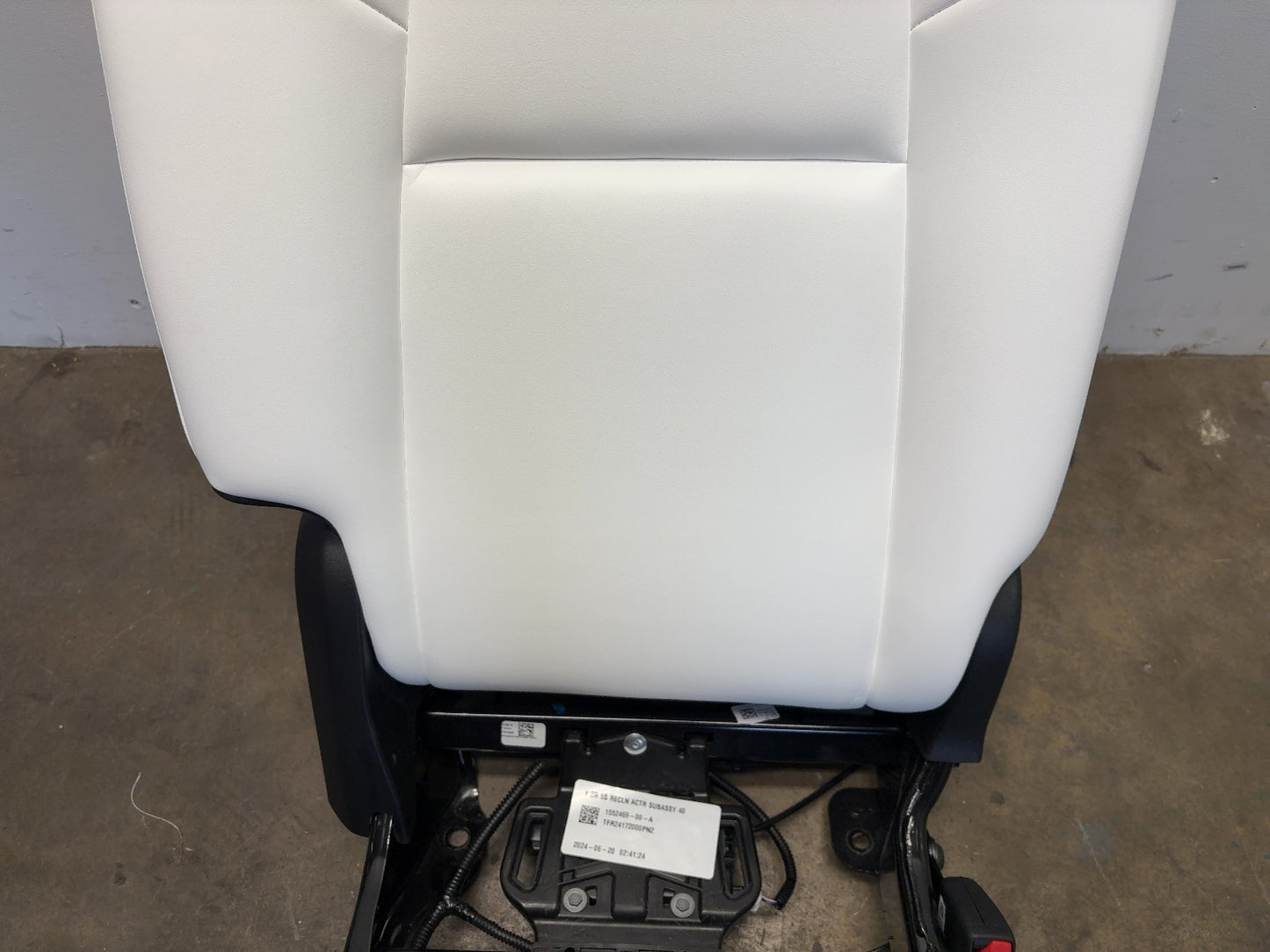 2024 Tesla Model Y Second Row Rear Right Seat Assembly 3907892-02-E