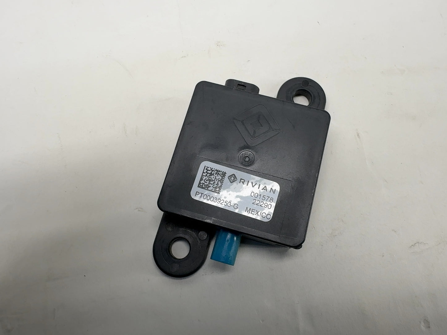 2023 Rivian R1S R1T Front Radio Antenna Amplifier PT00039253-G