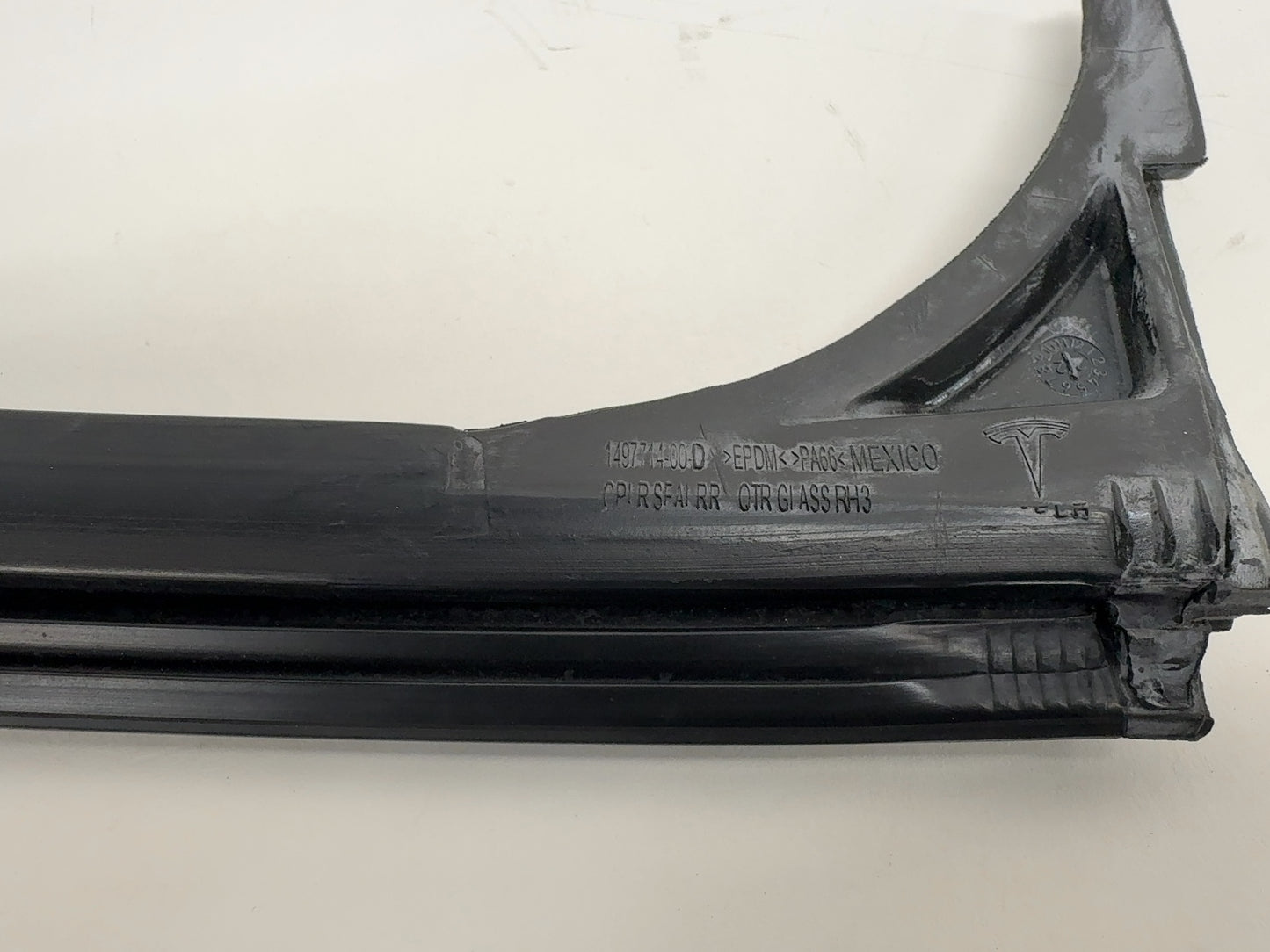 2023-2024 Tesla Model Y Rear Right Quarter Glass Weather Strip 1497714-00-D