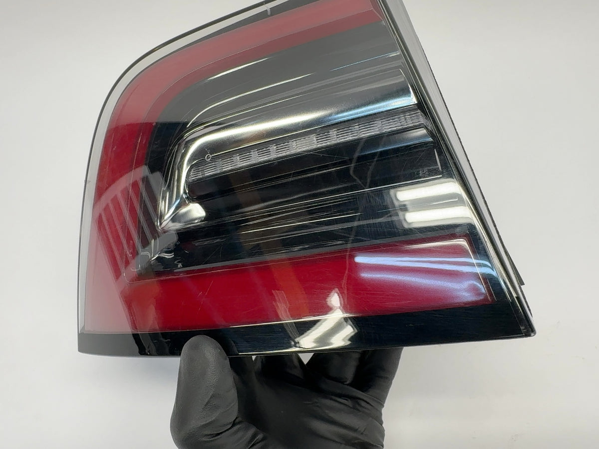 2018-2021 Tesla Model 3 Tail Lamp Rear Bodyside Left 1077397-00-G