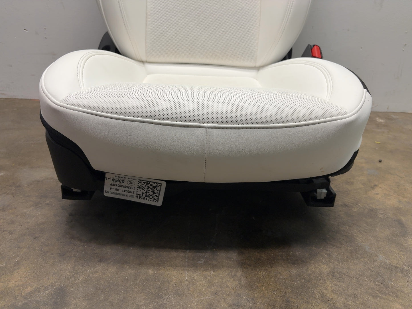 2025 Tesla Model Y Juniper Front Right Seat Assembly 2700041-F2-A