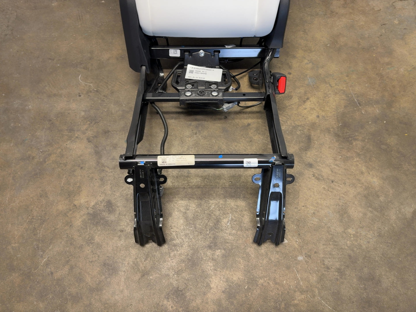 2024 Tesla Model Y Second Row Rear Right Seat Assembly 3907892-02-E