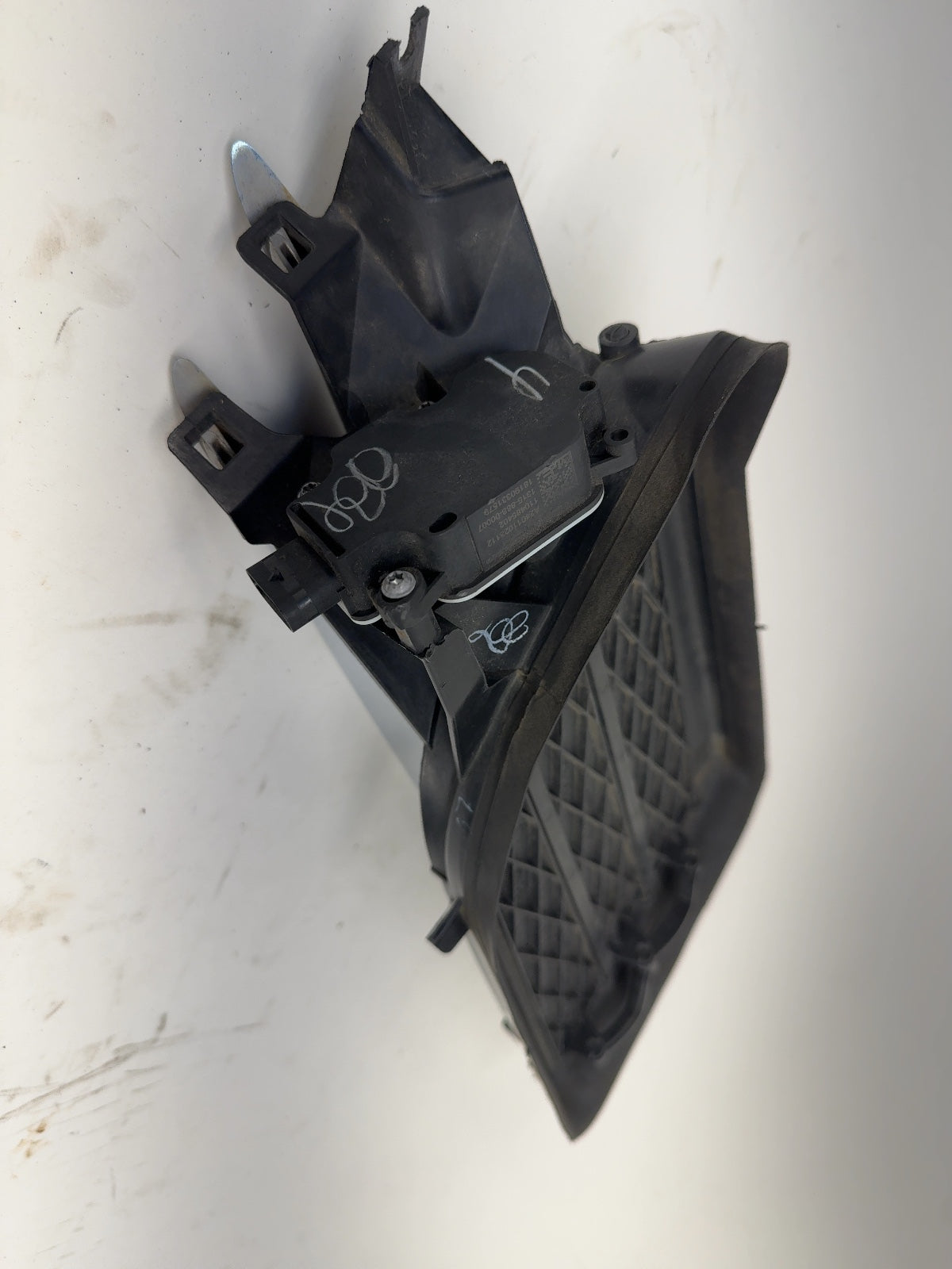 2018 Tesla Model S Active Louvre Left 1057851-00-I