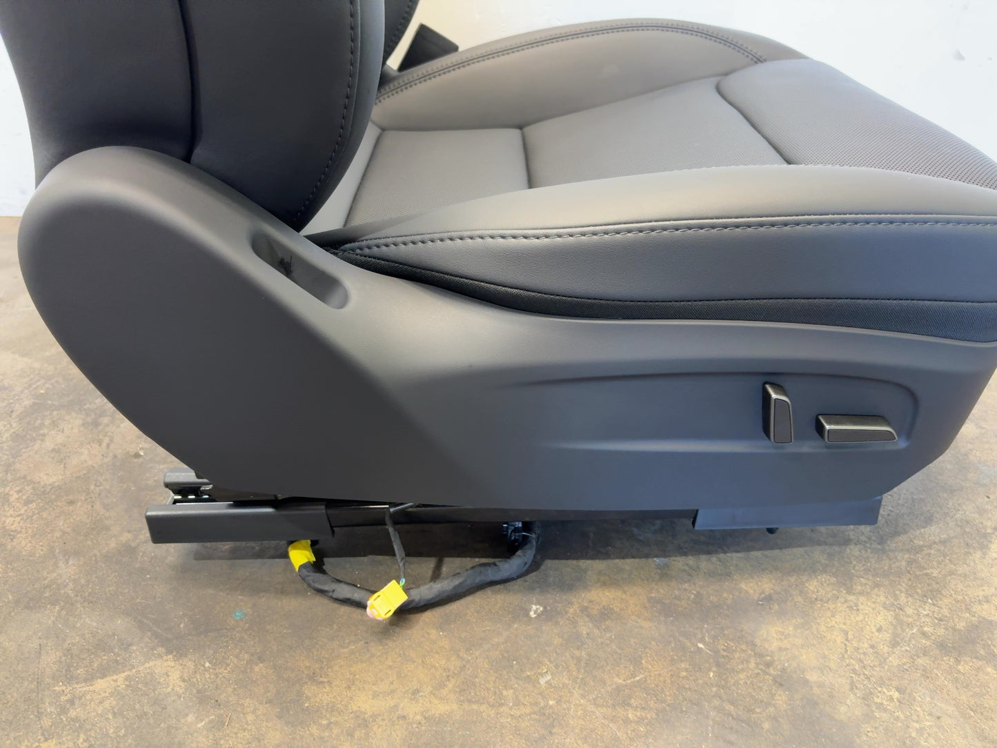 2026 Tesla Model Y Juniper Front Right Seat Assembly 2700041-F1-A