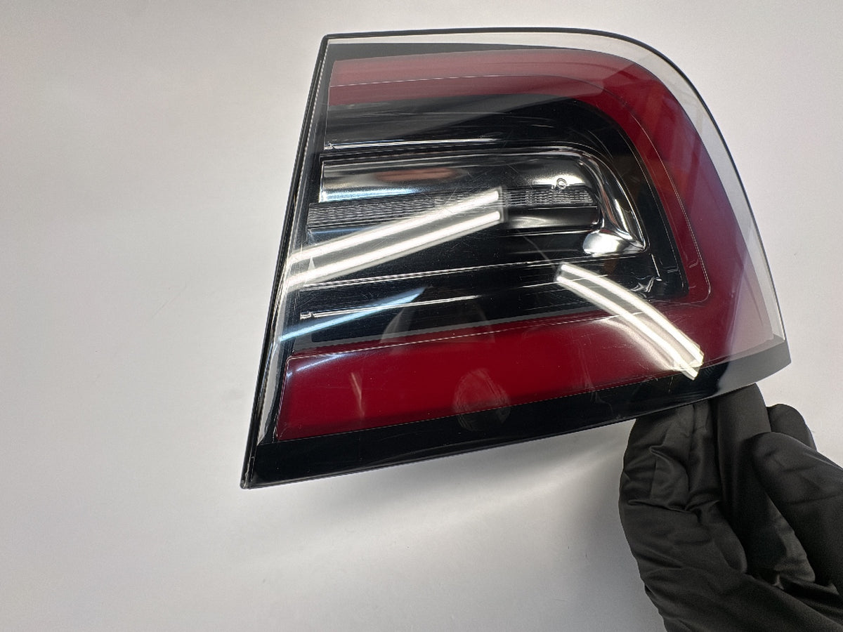 2020 Tesla Model 3 Tail Lamp Rear Bodyside Right 1077398-97-F