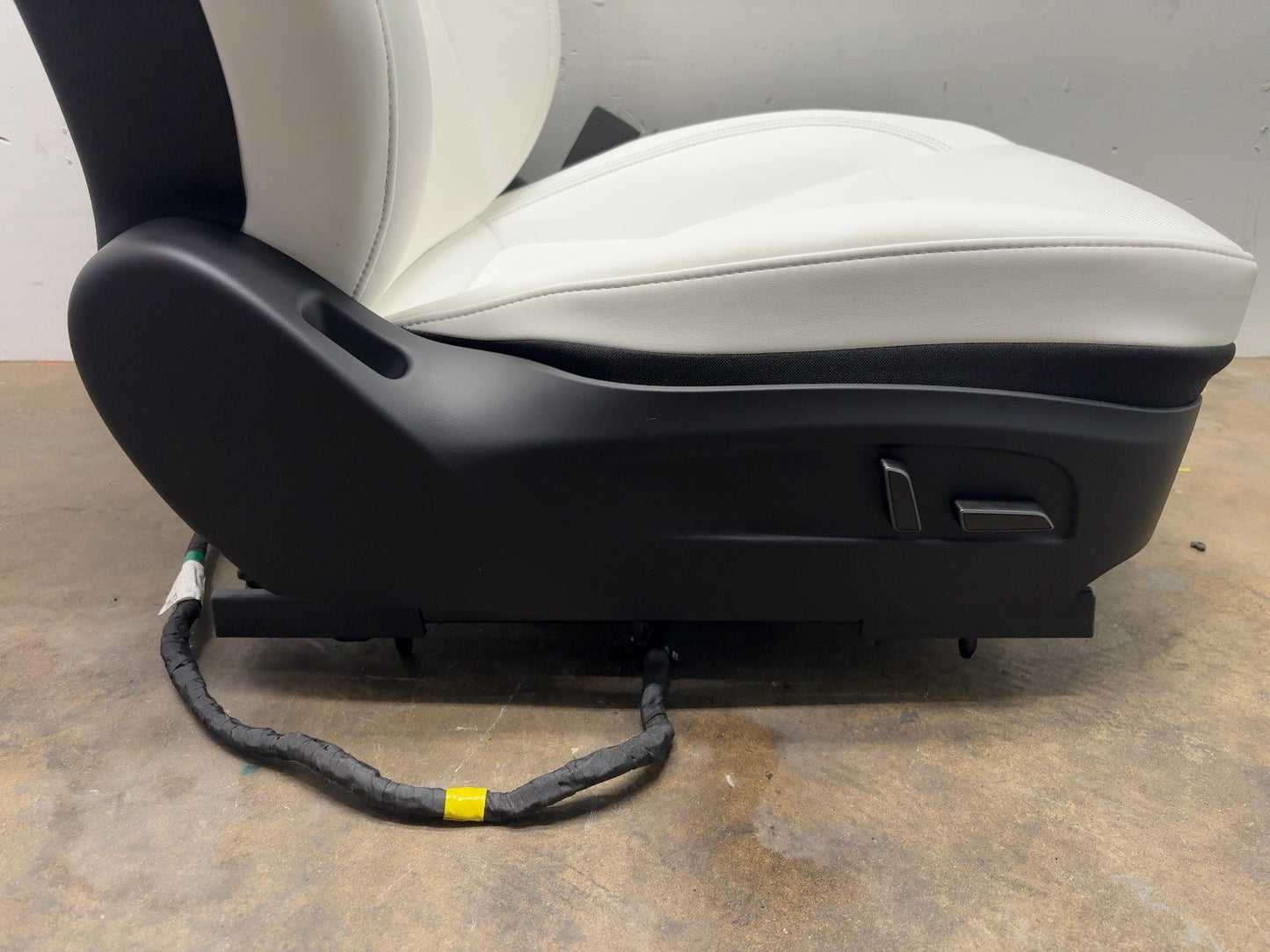 2025 Tesla Model Y Juniper Front Right Seat Assembly 2700041-F2-A