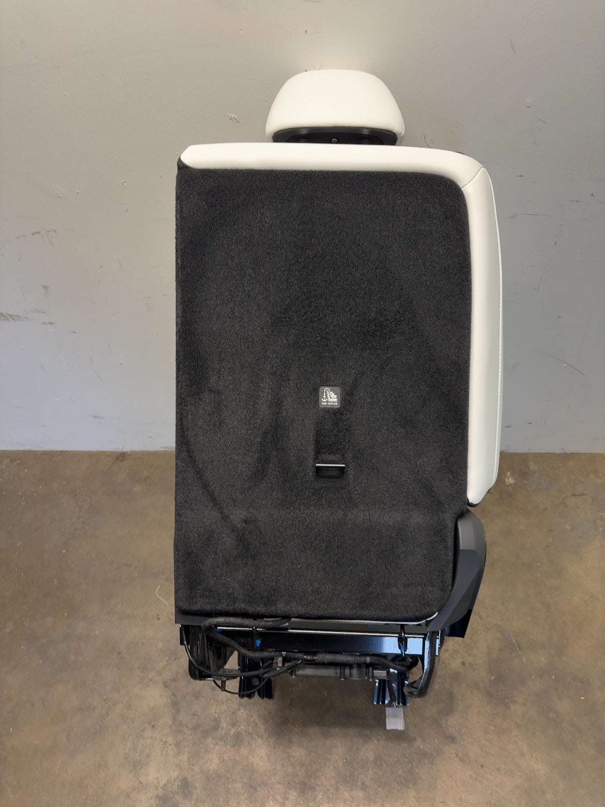 2024 Tesla Model Y Second Row Rear Right Seat Assembly 3907892-02-E