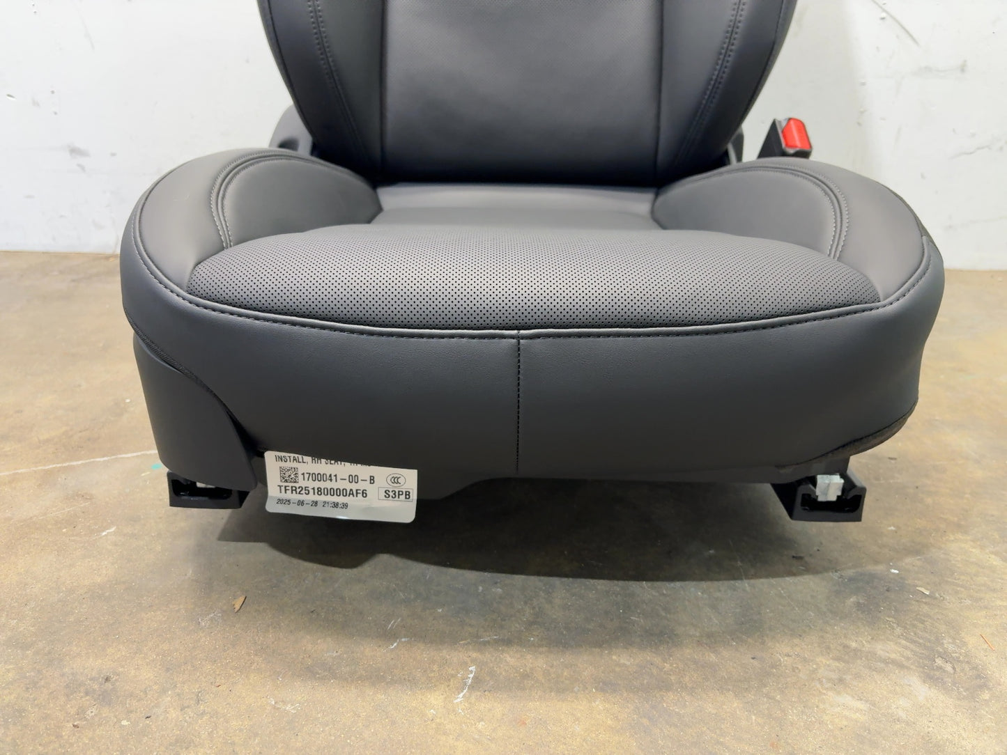 2025 Tesla Model 3 Highland Front First Row Seat Right Black 7754324-01-B