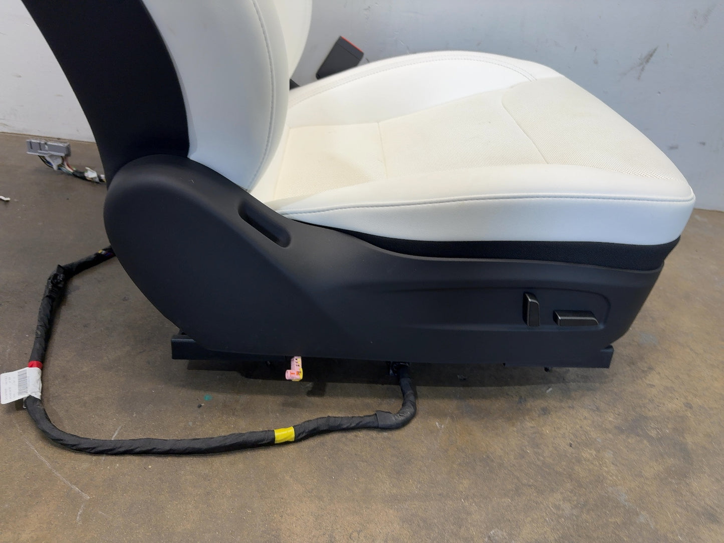 2024-2025 Tesla Model 3 Highland Front Right Seat Assembly 7754324-02-B