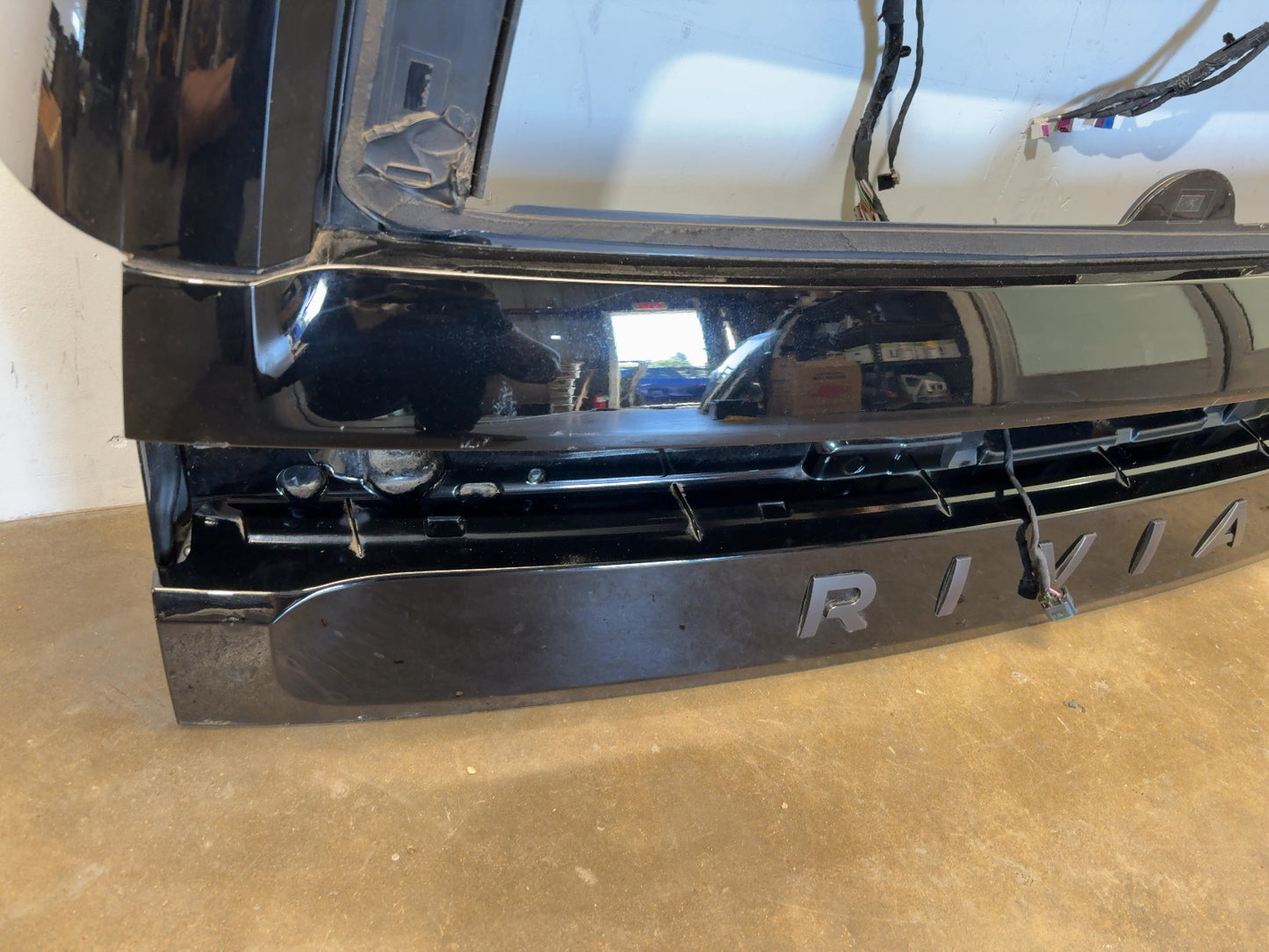 2024 Rivian R1S Upper Liftgate PT00270572-D