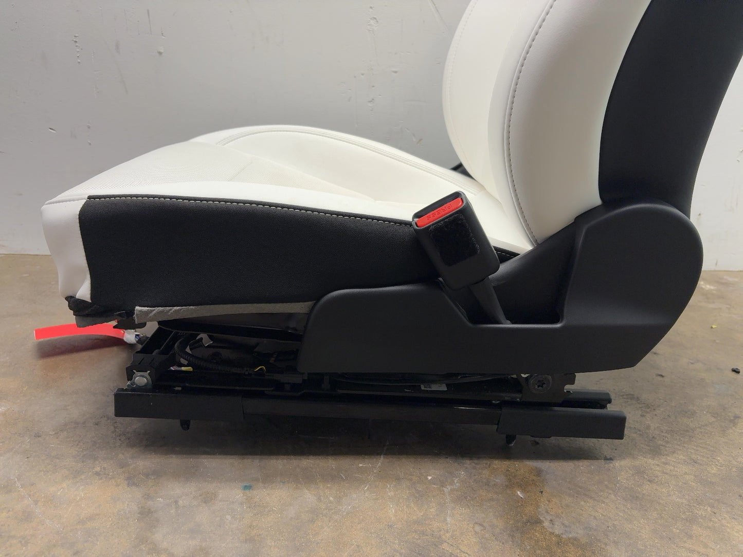 2025 Tesla Model Y Juniper Front Right Seat Assembly 2700041-F2-A