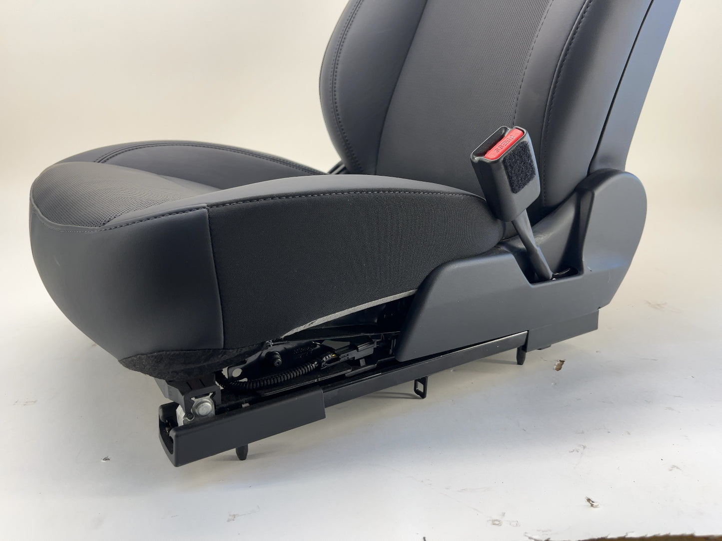 2026 Tesla Model Y Juniper Front Right Seat Assembly 2700041-F1-A