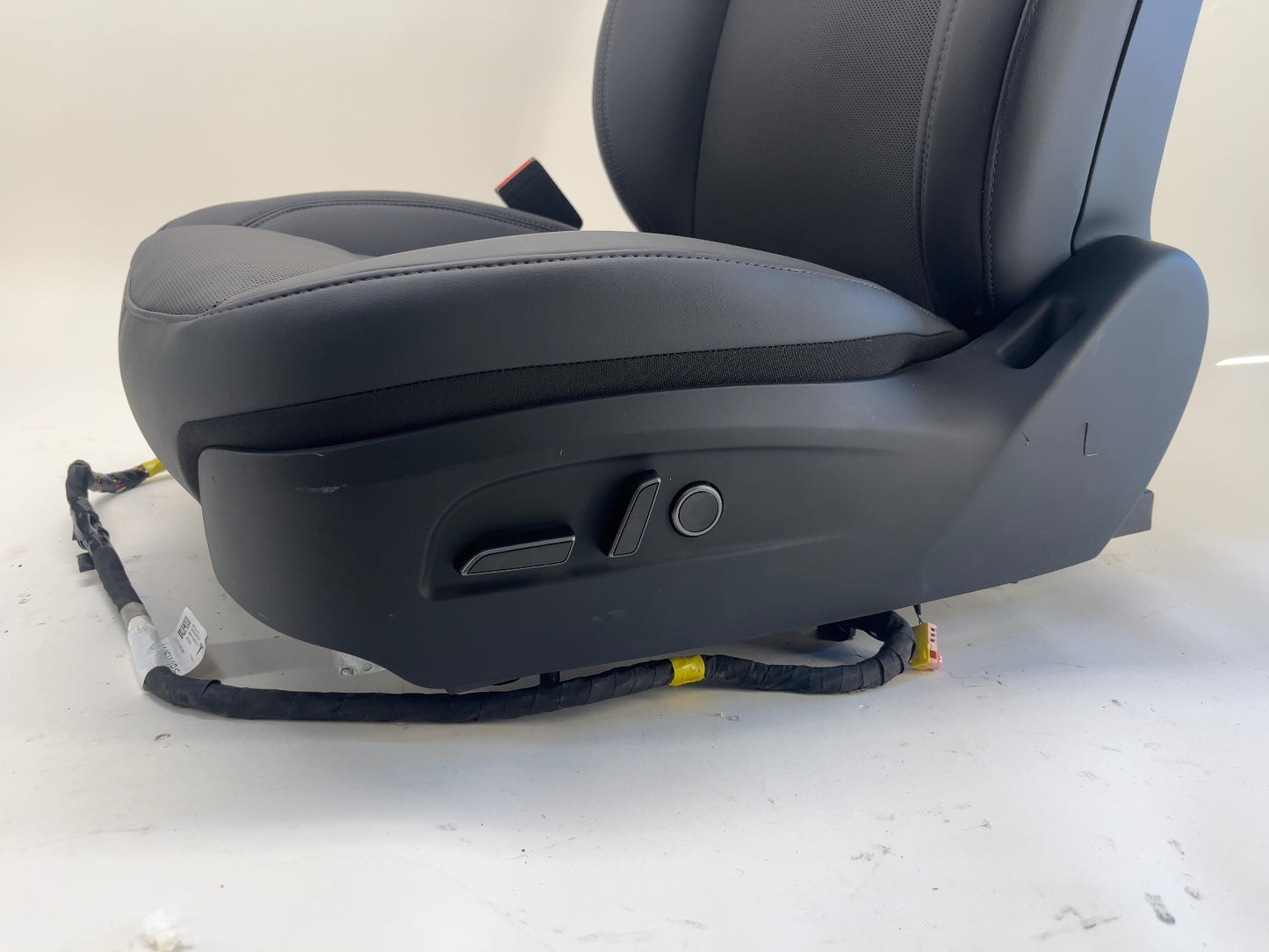 2025 Tesla Model 3 Highland Front Left Seat Assembly 7754322-01-C
