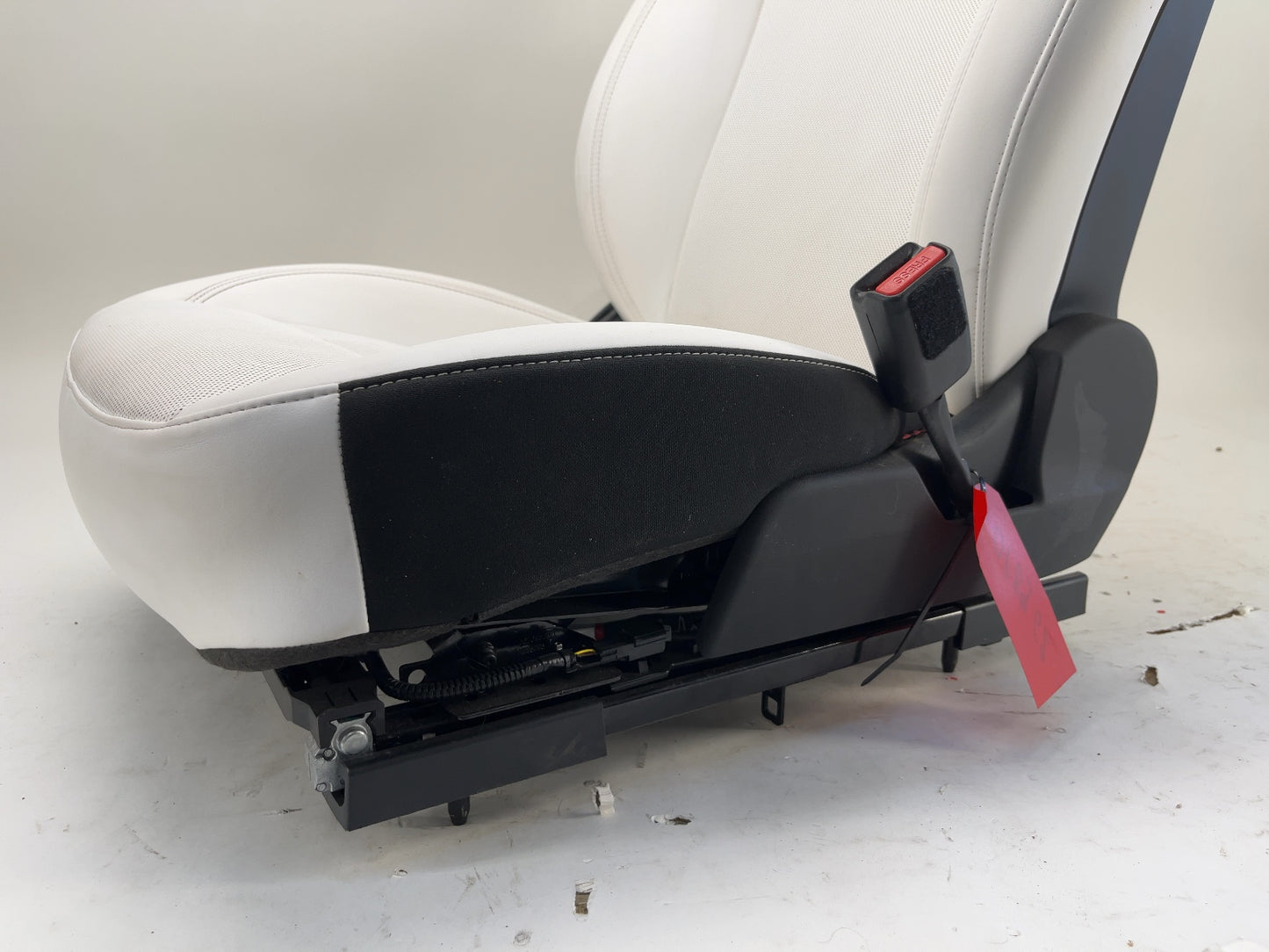 2023-2025 Tesla Model 3 Highland Front Right Seat Assembly 7754324-02-B