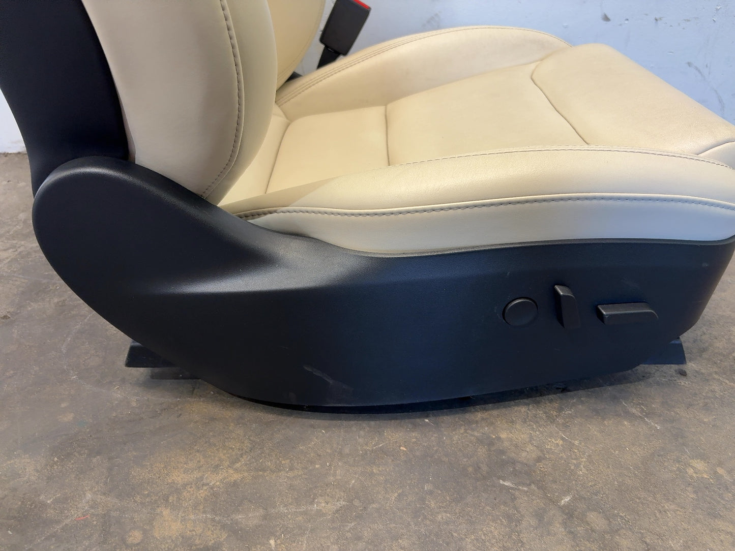 2020 Tesla Model X Front Right Seat Assembly Cream 3876524-03-A